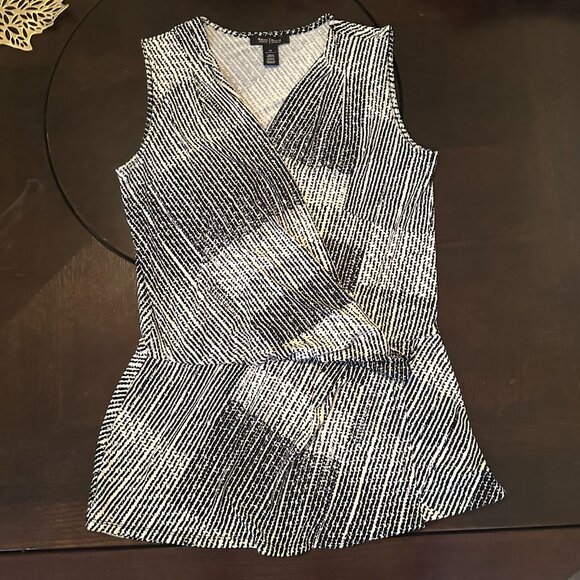 White House Black Market Sleeveless Faux Wrap Black White Abstract Top Sz M - Picture 2 of 8